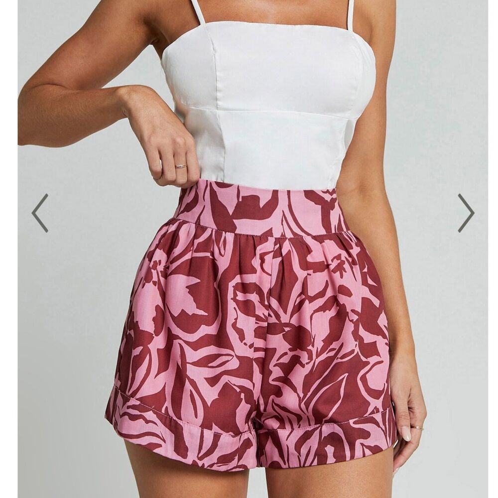 NWT SHOWPO Lydie Shorts - High‎ Waist Pleated Aline Shorts Size US 4